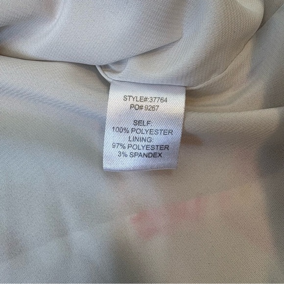 Skies Are Blue White Floral Tank Size M - Picture 8 of 9